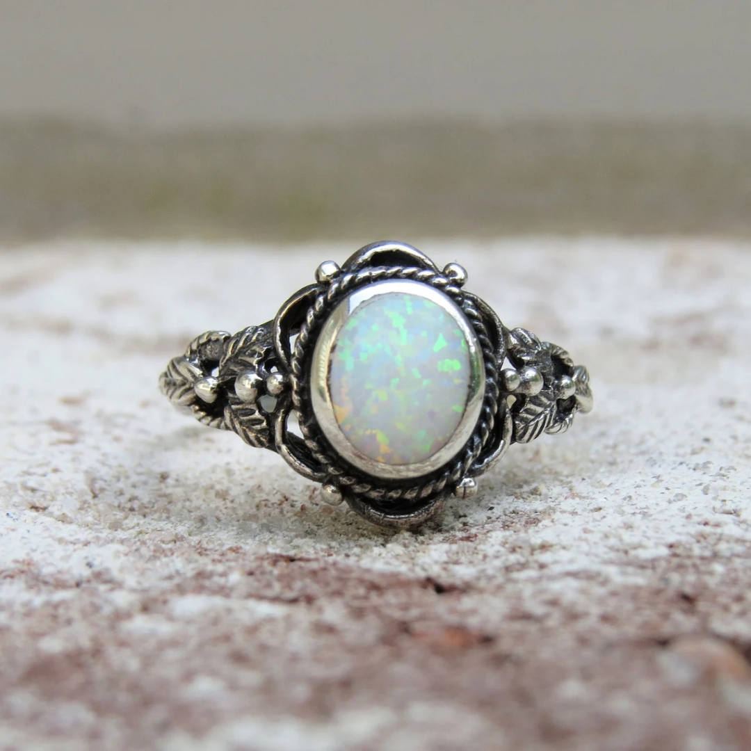 Vintage Witte Opal Filigree Ring