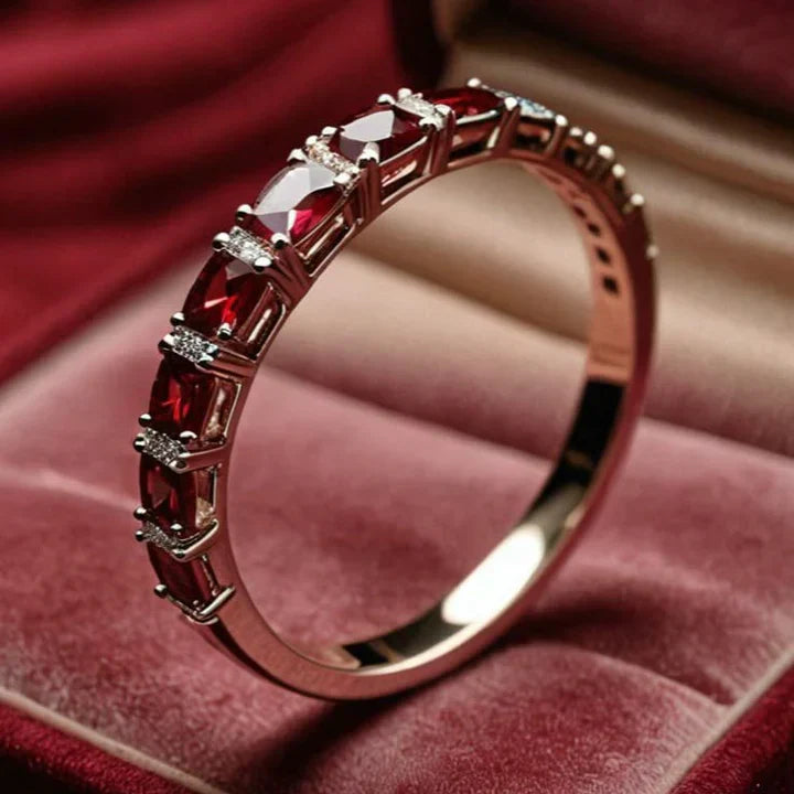 Gouden ring met rode kristallen inleg