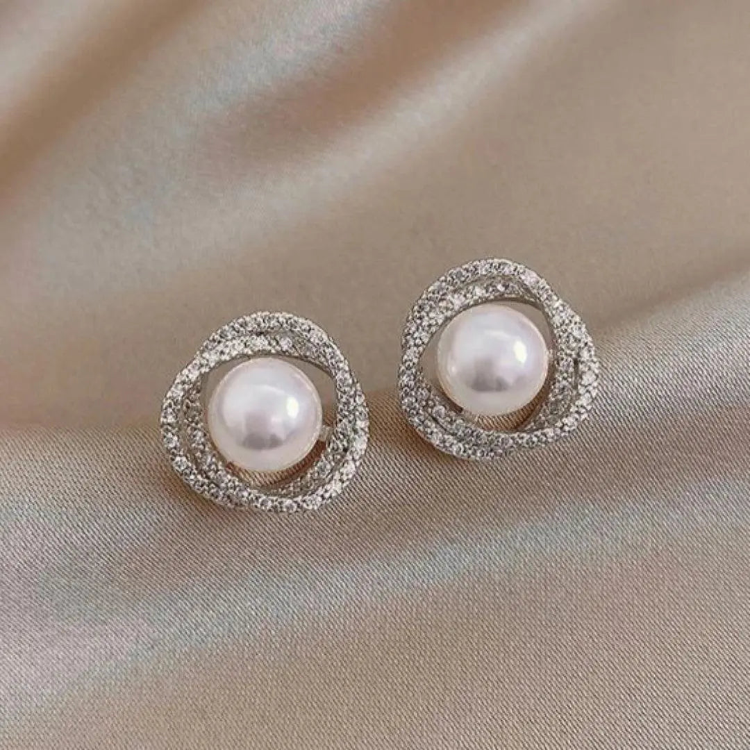 Glanzende spiraal oorbellen met elegante parels
