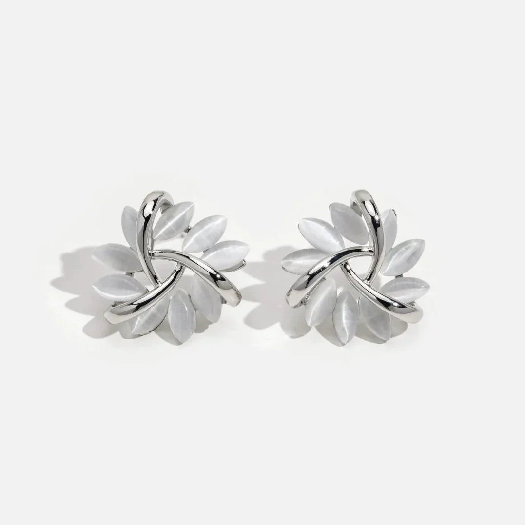 Elegante en Exquise Circulaire Opal Bloem Stud Oorbellen in Goud