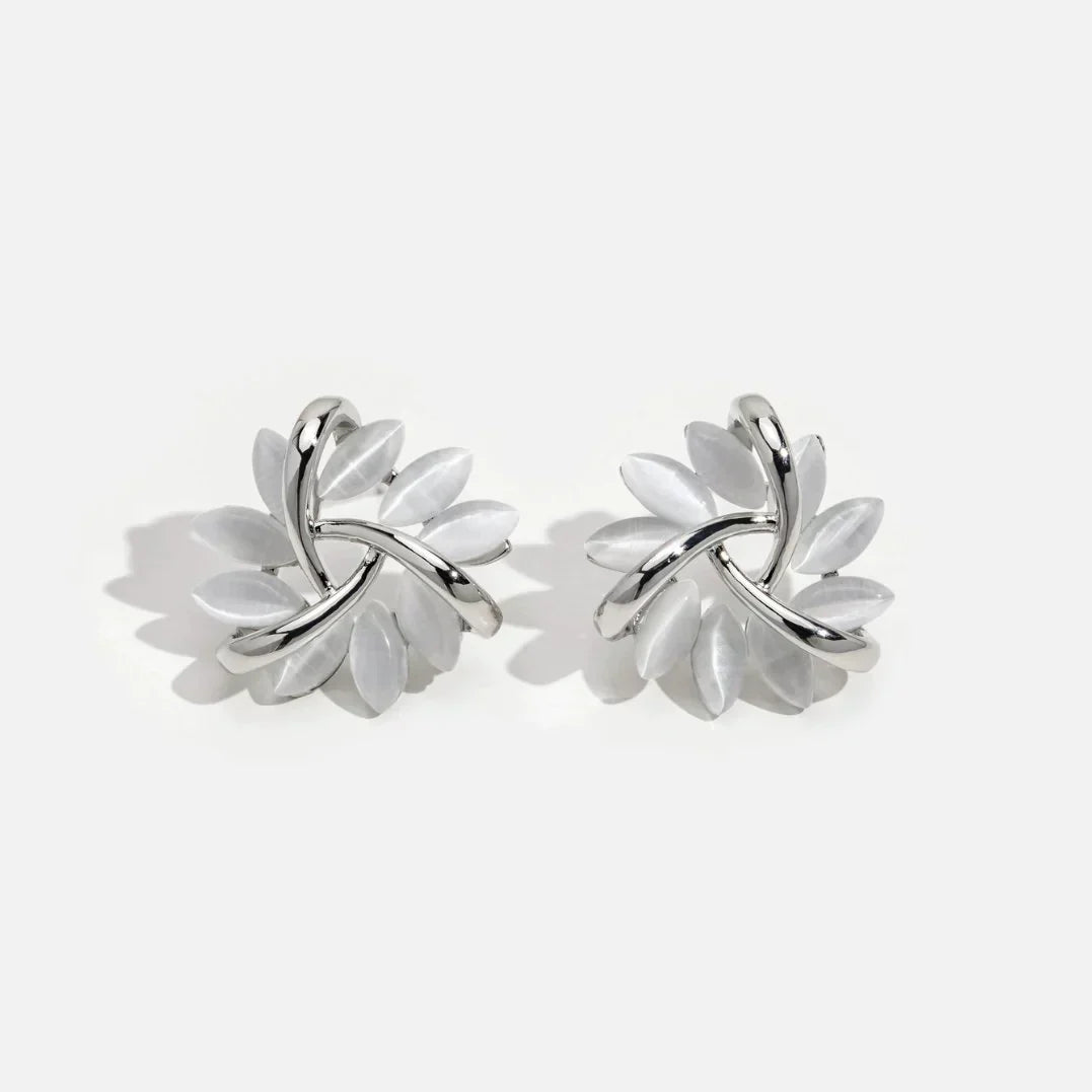 Elegante en Exquise Circulaire Opal Bloem Stud Oorbellen in Goud