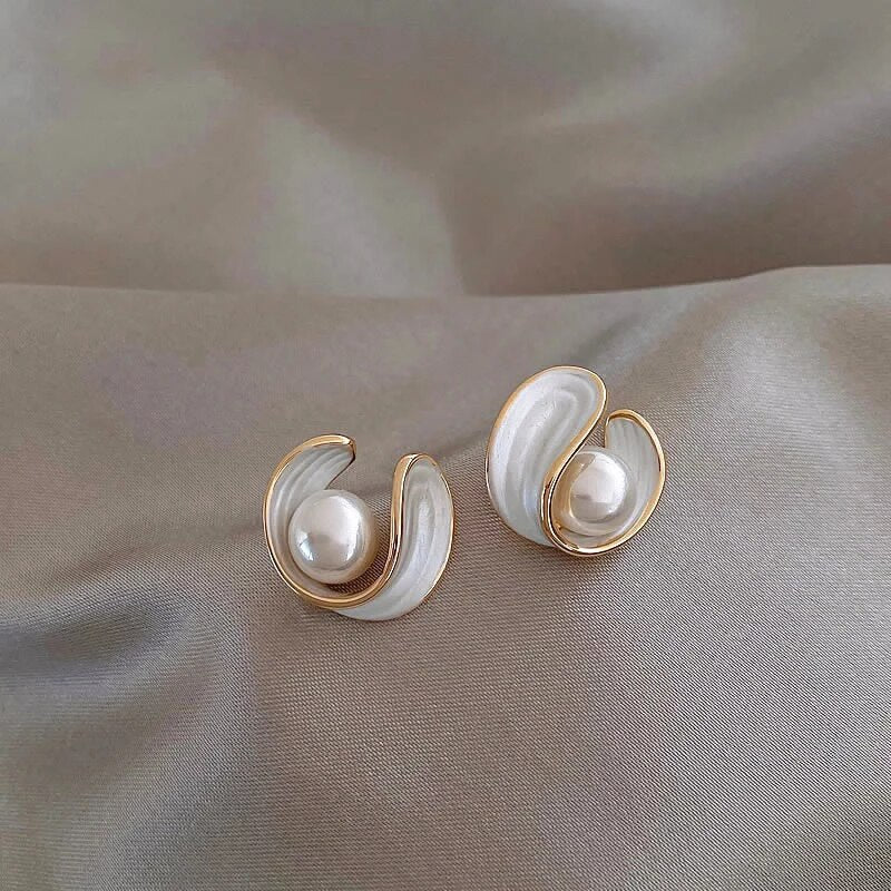 Luxe Oorbellen met Witte Opal en Parel in Goud