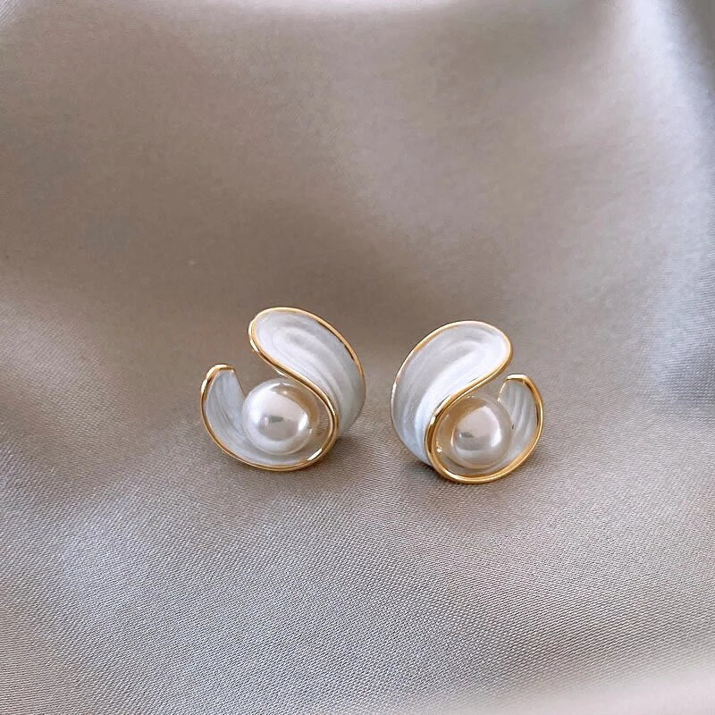 Luxe Oorbellen met Witte Opal en Parel in Goud