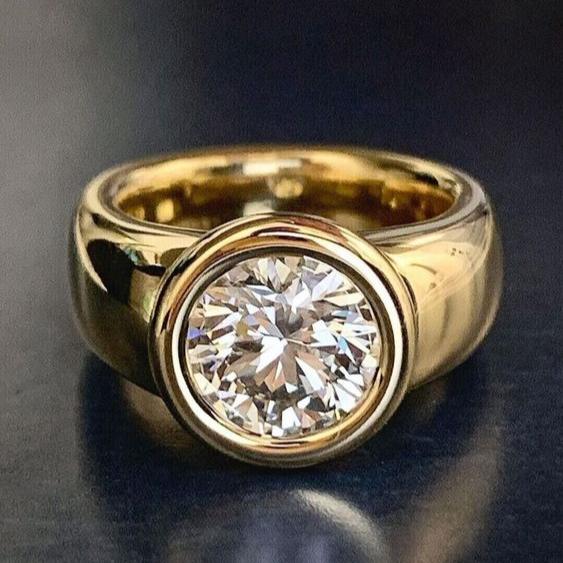 Ring gemaakt van gesmeed goud met vintage zirconia's