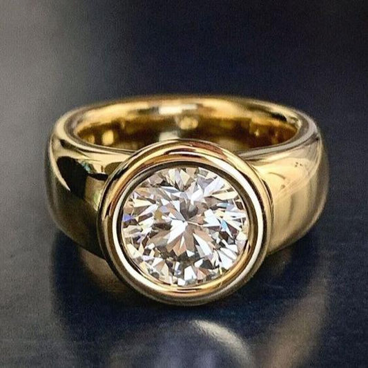 Ring gemaakt van gesmeed goud met vintage zirconia's