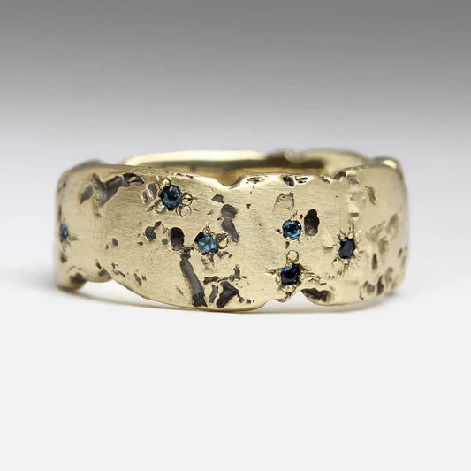 Vintage Gouden Gesmeed Ring met Blauwe Inlegkristal