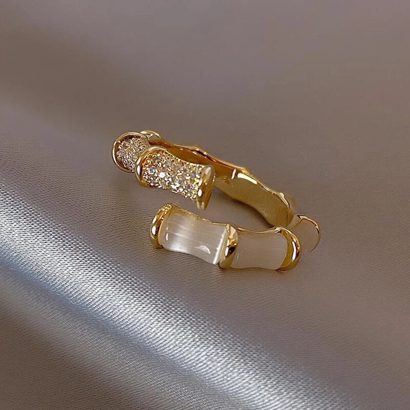 Verstelbare Luxe Witte Opalen Ring in Goud