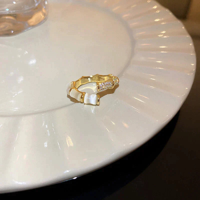 Verstelbare Luxe Witte Opalen Ring in Goud