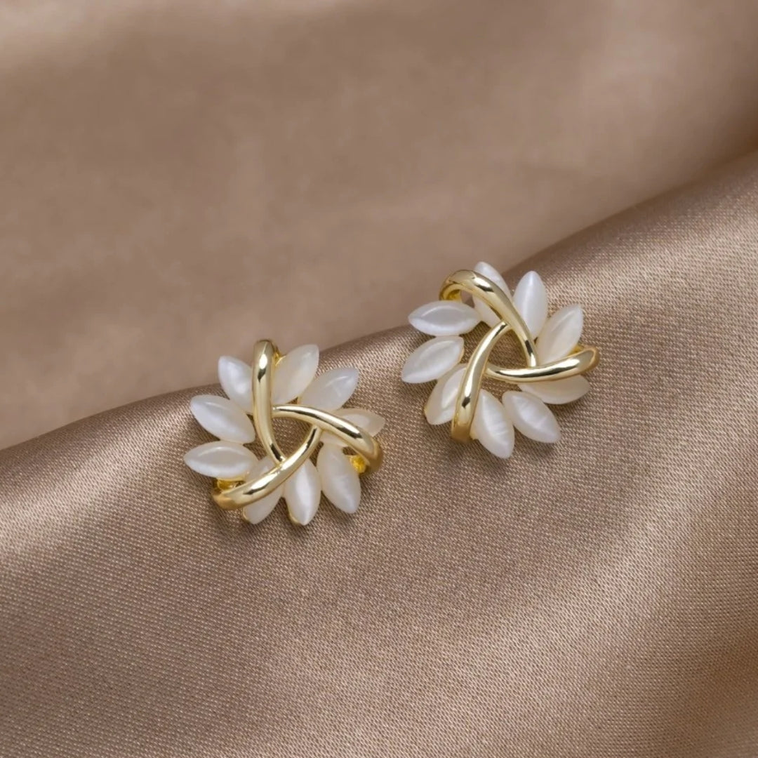 Elegante en Exquise Circulaire Opal Bloem Stud Oorbellen in Goud