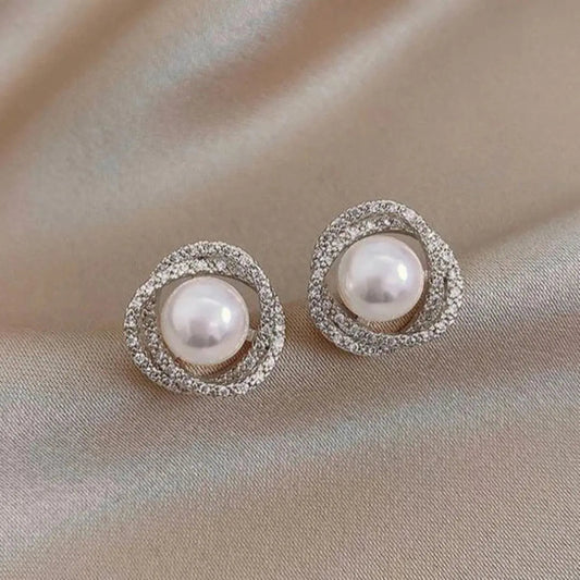Glanzende spiraal oorbellen met elegante parels