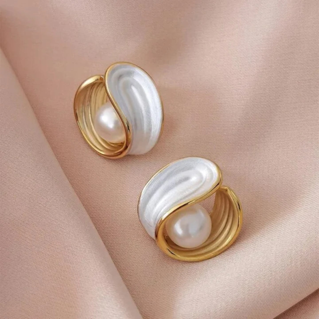 Luxe Oorbellen met Witte Opal en Parel in Goud