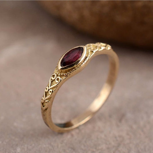 Gouden Vintage Ring met Rode Kristal