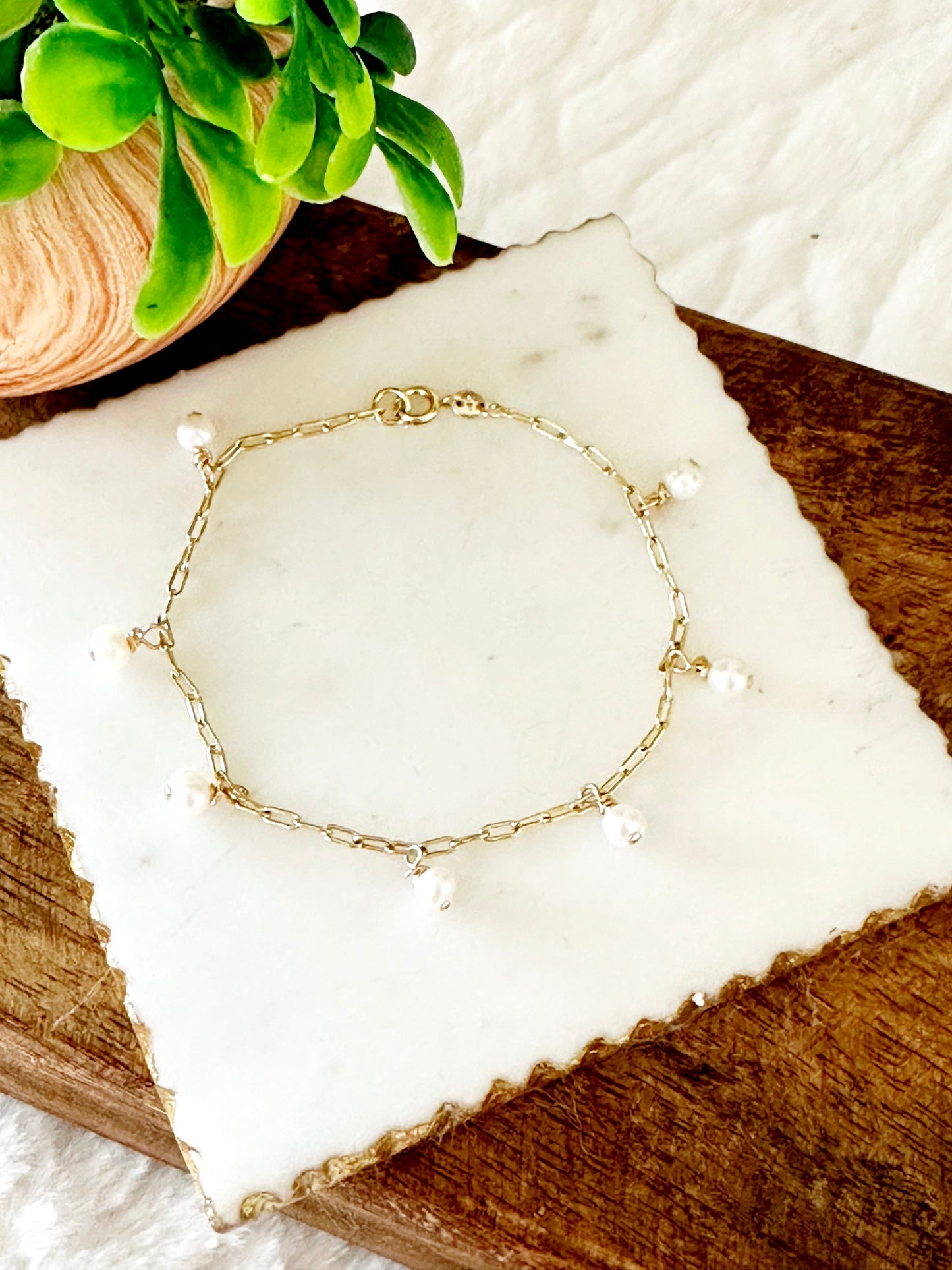 Gina Mini Pearl Charm Armband