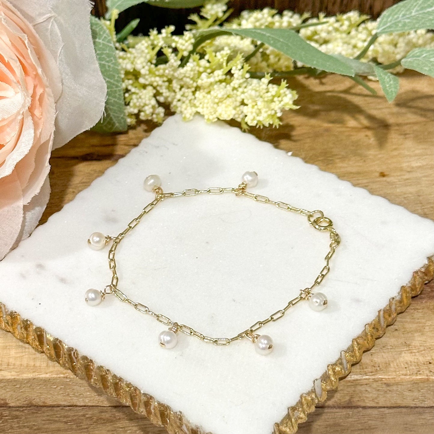 Gina Mini Pearl Charm Armband