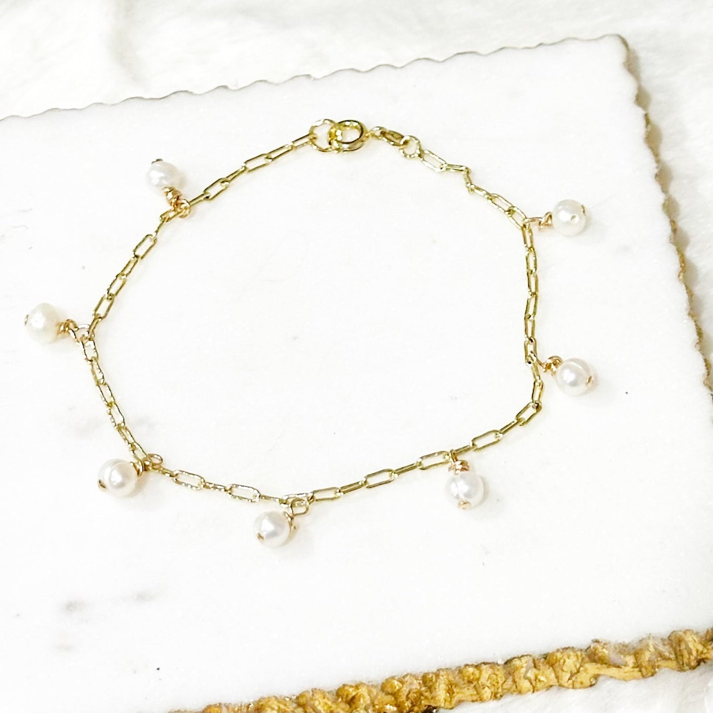 Gina Mini Pearl Charm Armband
