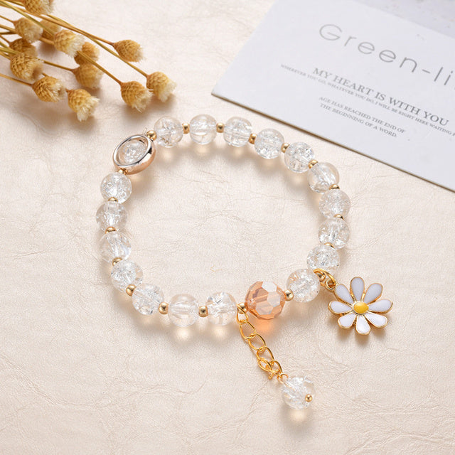 Witte Stenen en Margriet Bloem Armband in Goud