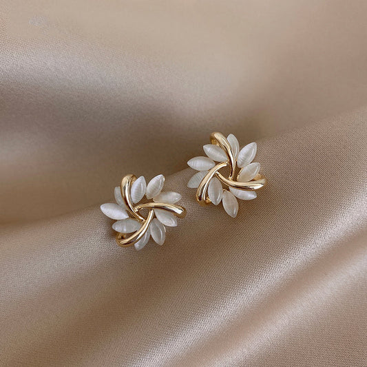 Elegante en Exquise Opal Petal Circle Stud Oorbellen in Goud