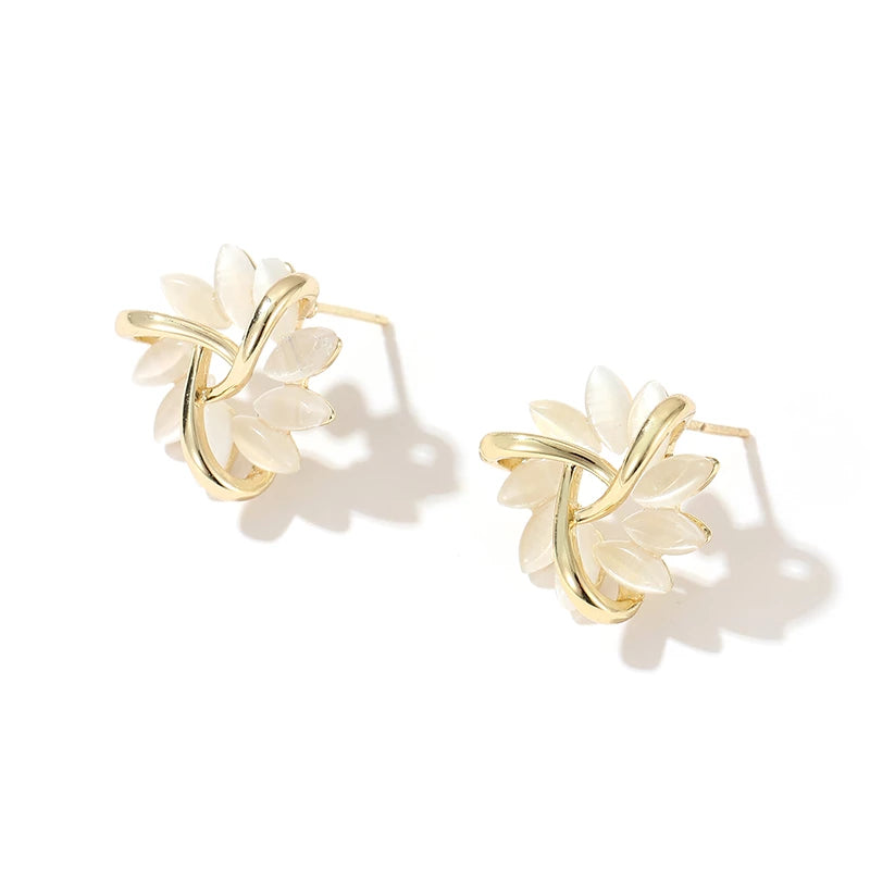 Elegante en Exquise Circulaire Opal Bloem Stud Oorbellen in Goud
