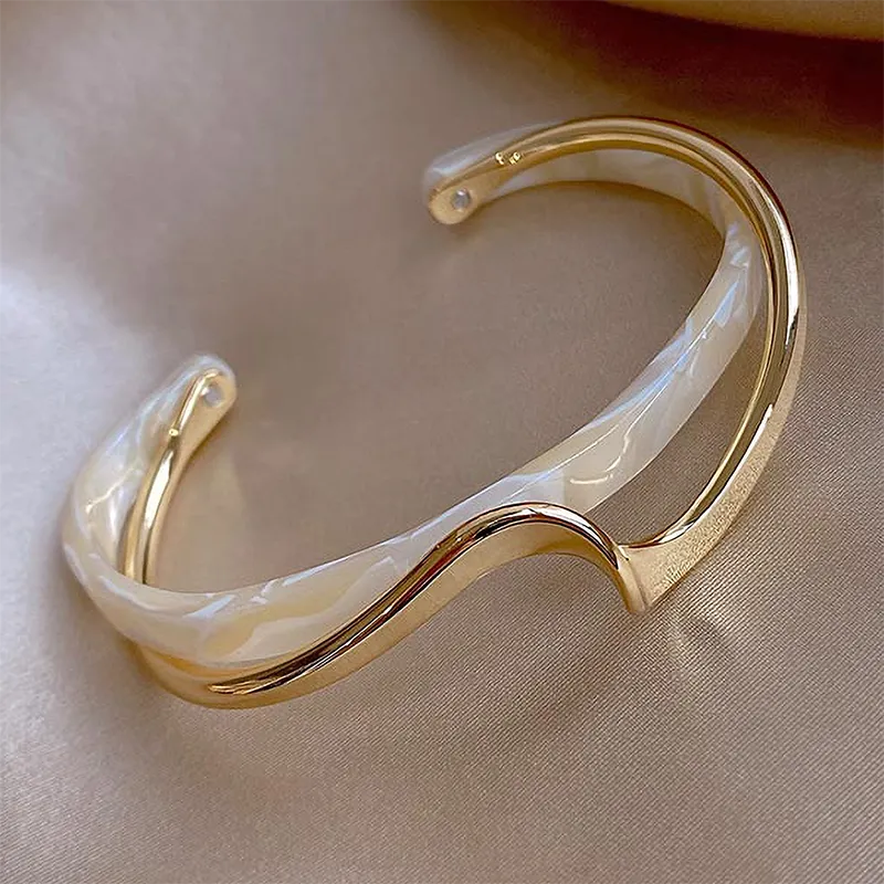 Elegante Open Bracelet Gemaakt van Witte Emaille en Goud