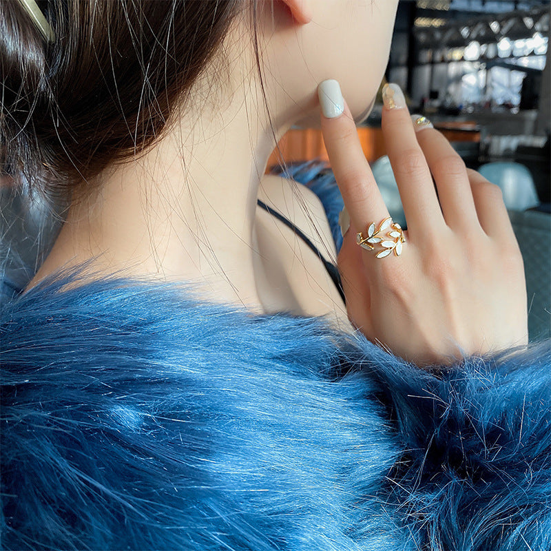 Witte Opal Leaf Verstelbare Ring in Goud