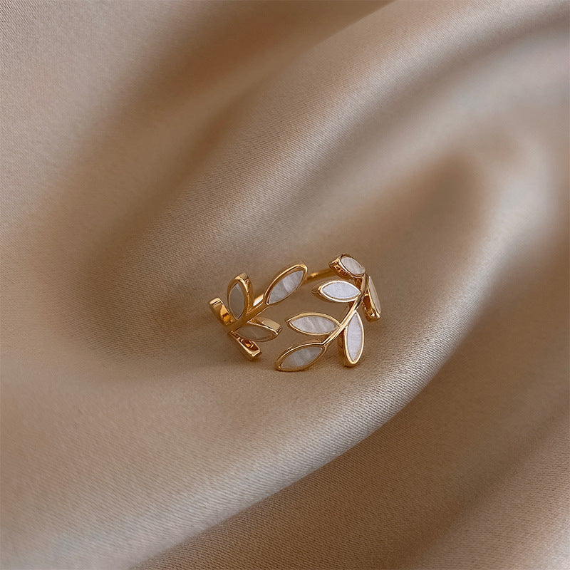 Verstelbare Witte Opal Leaf Ring