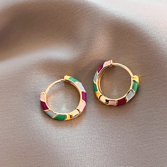 Elegante oorbellen met multicolore emaille in goud