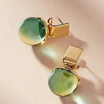 Vintage oorbellen met groene kristallen in goud