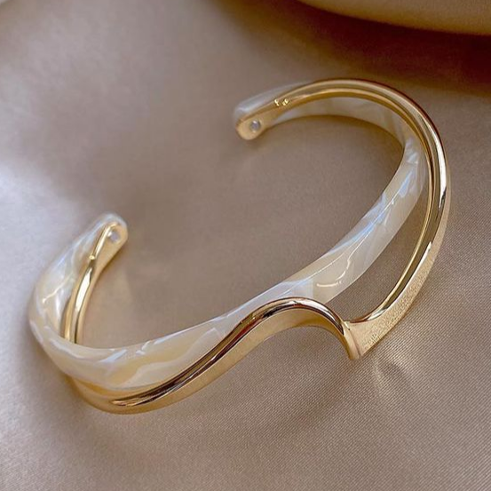 Witte Opal Elegante Gouden Armband