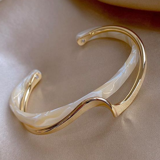 Witte Opal Elegante Gouden Armband