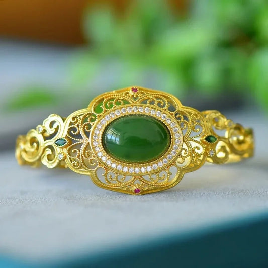 Tijdloze Gouden Groene Edelsteen & Scrollend Bloemontwerp Armband