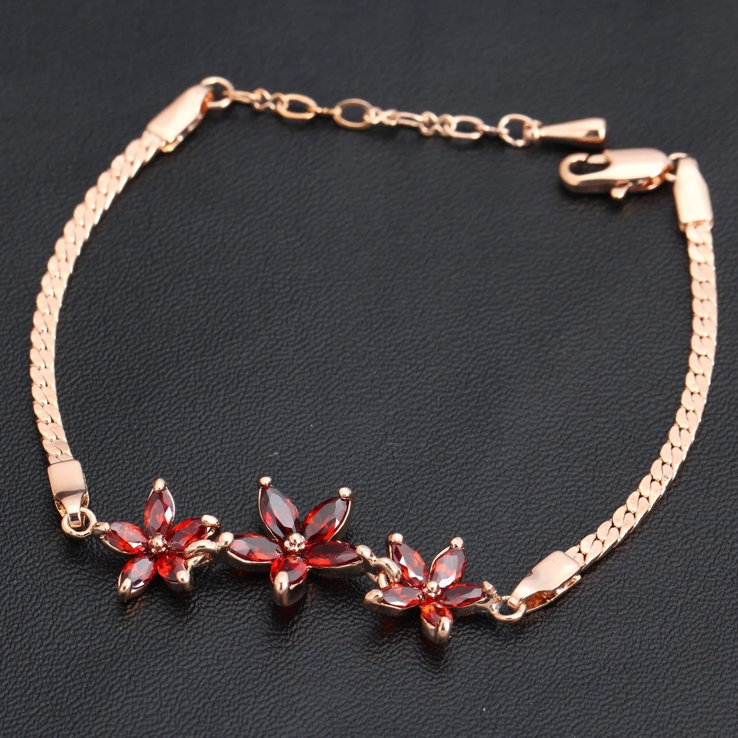 Retro Roze Goud & Drie Rode Kristallen Bloemarmband