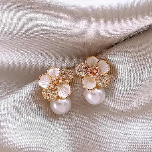 Witte Camellia Parel Hanger Oorbellen