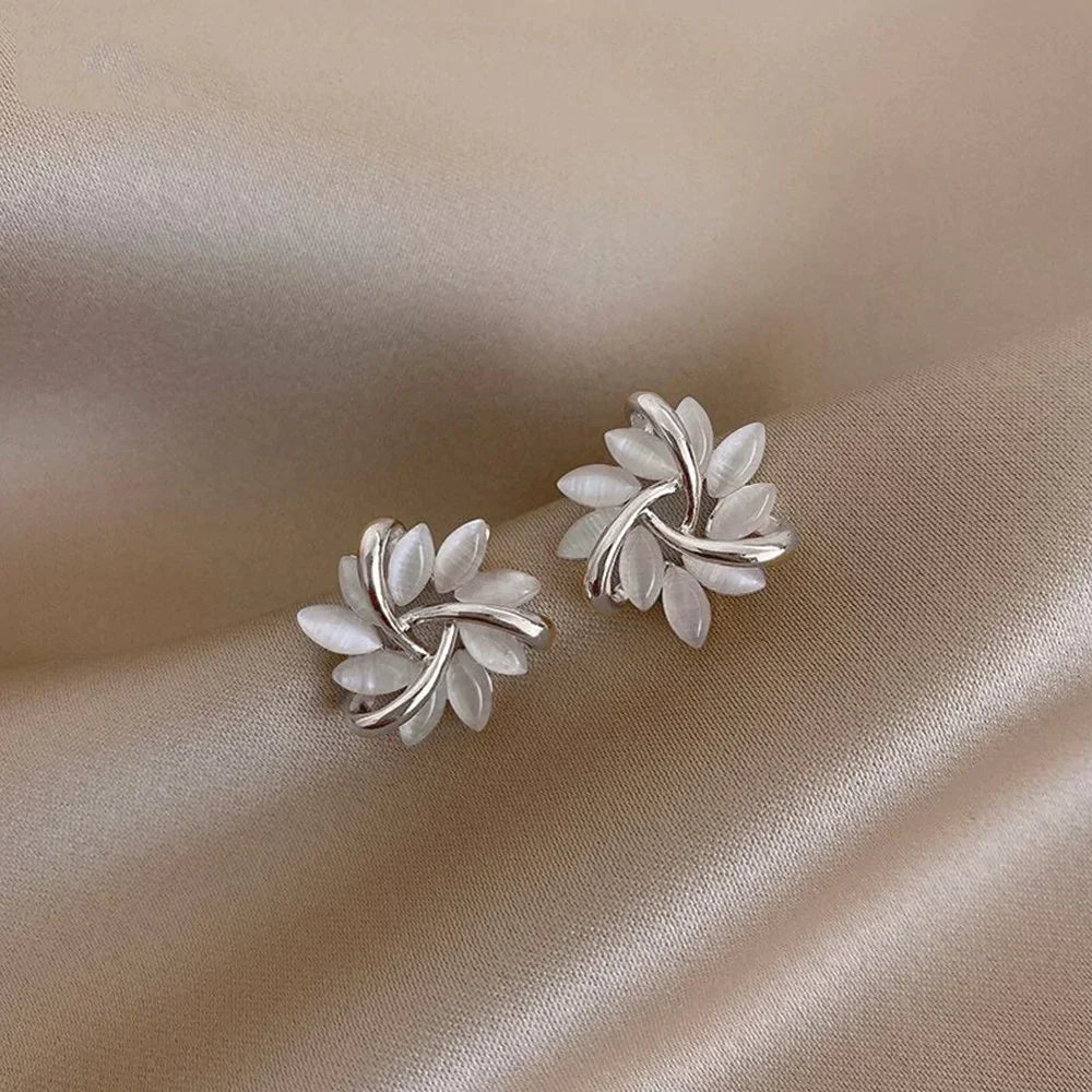 Elegante en Exquise Circulaire Opal Bloem Stud Oorbellen in Goud
