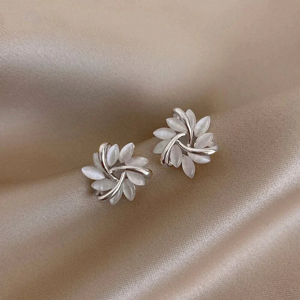 Elegante en Exquise Opal Petal Circle Stud Oorbellen in Goud