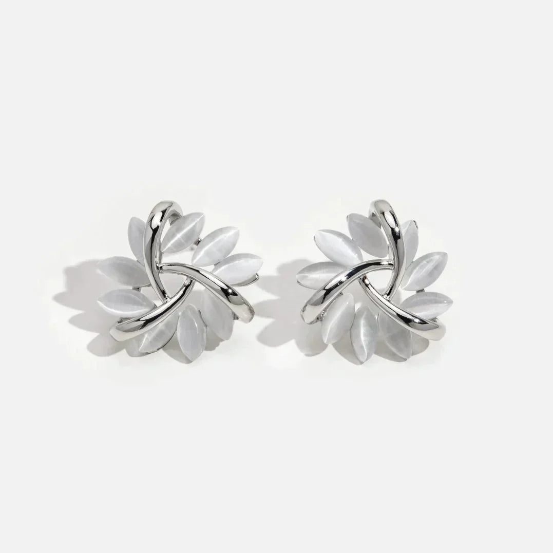 Elegante en Exquise Opal Petal Circle Stud Oorbellen in Goud